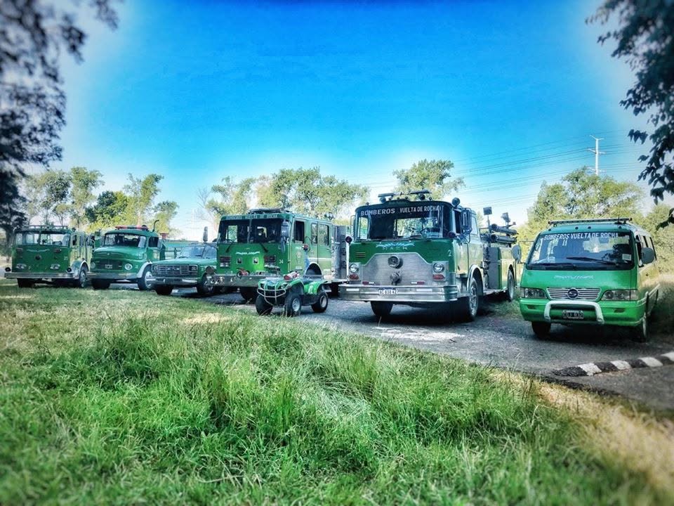 Fila de autobombas verdes de Bomberos Voluntarios Vuelta de Rocha